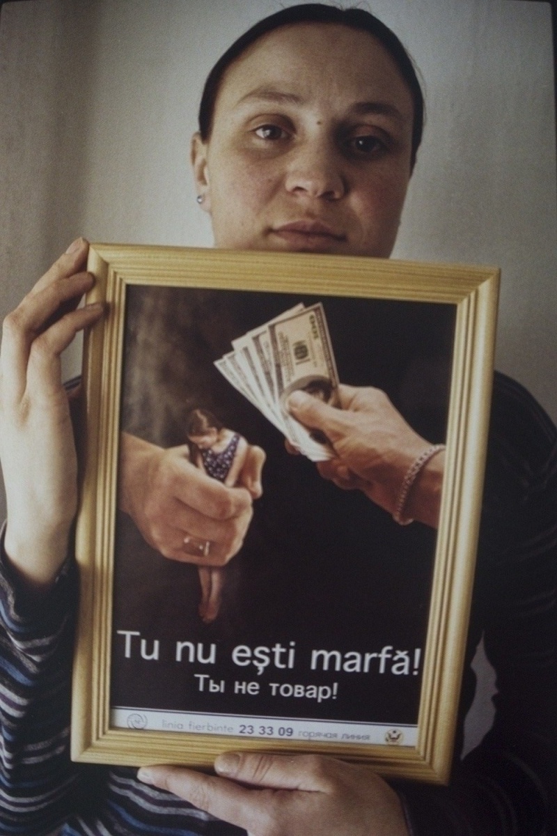 Chisinau - una delle tante vittime della tratta delle bianche, mostra un manifesto di denuncia contro la tratta delle bianche
Chisinau - one of the many victims of the white slave trade, shows an complaint poster against the white slave trade