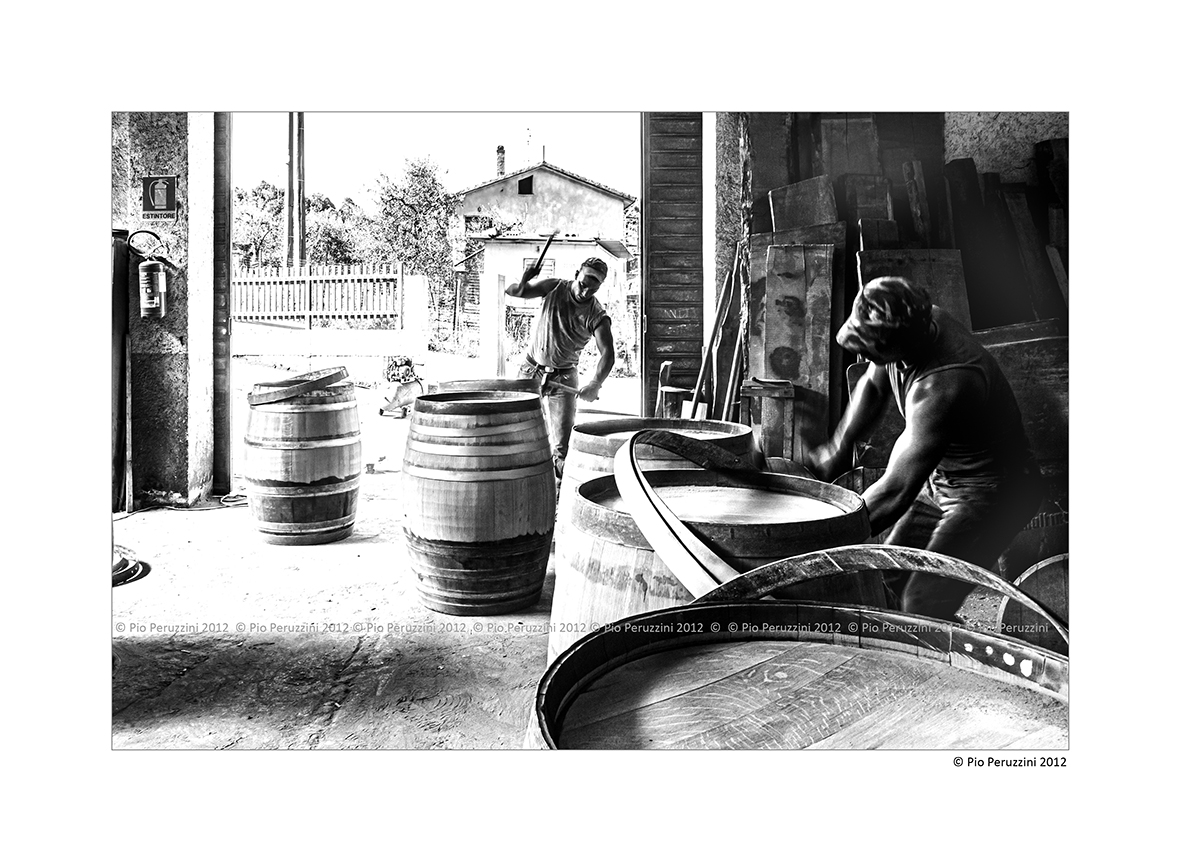 La famiglia di Antonio Cione a Caposele (Av) continua la tradizione e costruisce Botti, tini e tutti i tipi di contenitori per il vino. In modo tradizionale e con un lavoro duro il legno è aggiogato all'utilizzo umano diventando quasi eterno