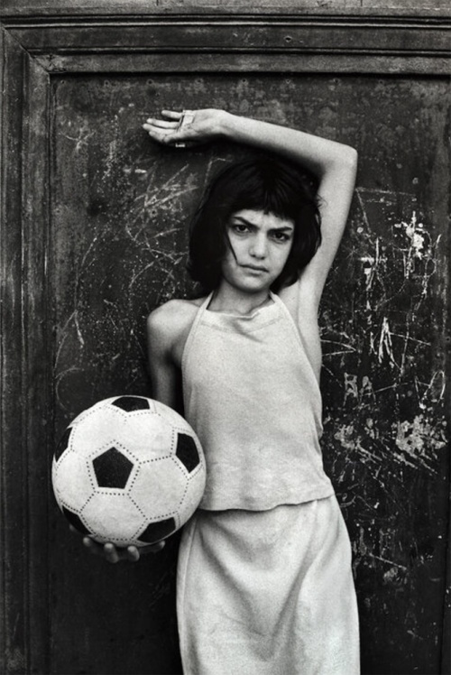 La bambina con il pallone, quartiere la Cala - Palermo 1980. 
© Letizia Battaglia