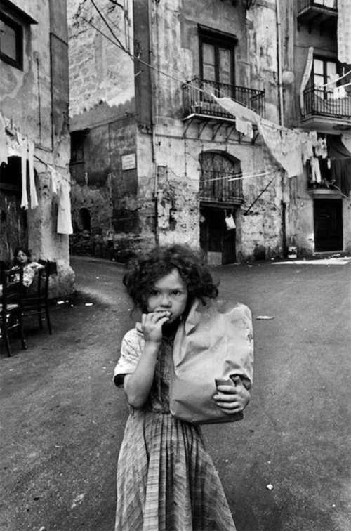 La bambina con il pane, quartiere Kalsa. Palermo 1979 
© Letizia Battaglia
